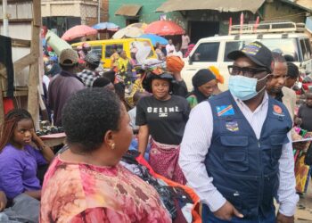 Bukavu : le maire Nicolas Kyalangalilwa et le vice-gouverneur Gady Mukiza mobilisent les commerçants du marché de Kadutu contre Ebola
