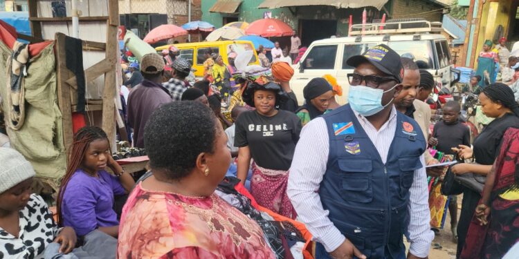 Bukavu : le maire Nicolas Kyalangalilwa et le vice-gouverneur Gady Mukiza mobilisent les commerçants du marché de Kadutu contre Ebola