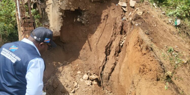 Bukavu : après l’éboulement survenu à Ndendere ce mardi, le maire Nicolas Kyalangalilwa mobilise la population et les cadres de base pour la construction urgente d’un mur de soutènement