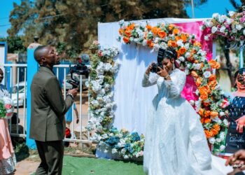 Bukavu : derrière l&rsquo;objectif, le journaliste-cameraman Destin Mushagalusa immortalise le plus beau reportage de sa vie avec Sabina Zawadi