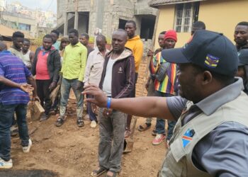 Bukavu : plusieurs jeunes de Kadutu choisissent de rejoindre volontairement la Police révolutionnaire lors d’un meeting animé par Nicolas Kyalangalilwa