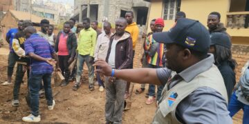 Bukavu : plusieurs jeunes de Kadutu choisissent de rejoindre volontairement la Police révolutionnaire lors d’un meeting animé par Nicolas Kyalangalilwa