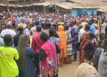 Bukavu : plusieurs jeunes de Kadutu choisissent de rejoindre volontairement la Police révolutionnaire lors d’un meeting animé par Nicolas Kyalangalilwa