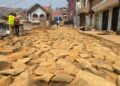 Bukavu : la mairie appuie le pavage du tronçon Mouvement Marial–Mukukwe avec des matériaux de construction