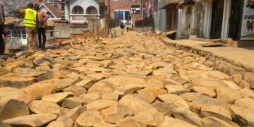 Bukavu : la mairie appuie le pavage du tronçon Mouvement Marial–Mukukwe avec des matériaux de construction