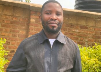 Bukavu : Destin Murhula Kasi sensibilise les parents de Nyalukemba à la prévention des incendies domestiques et à la protection des enfants face au feu, au gaz et aux appareils électriques