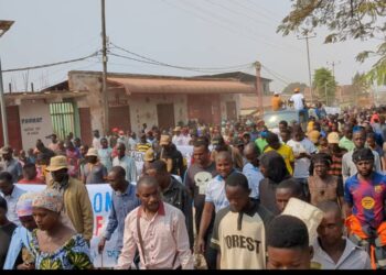 Kamanyola: Des milliers d&rsquo;habitants dans la rue pour s&rsquo;opposer au changement de la constitution, exiger le retour d&rsquo;une paix durable et la levée des sanctions infligés à certaines personnalités du pays