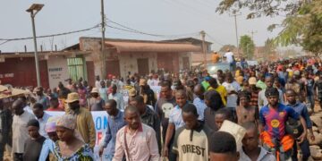 Kamanyola: Des milliers d&rsquo;habitants dans la rue pour s&rsquo;opposer au changement de la constitution, exiger le retour d&rsquo;une paix durable et la levée des sanctions infligés à certaines personnalités du pays