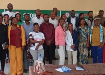 Ebola dans l&rsquo;Est de la RDC  Au Sud-Kivu, les journalistes demeurent en première ligne de la riposte communautaire contre la maladie à virus Ebola. Grâce à l&rsquo;accompagnement de l&rsquo;Union nationale de la presse du Congo (UNPC), section du Sud-Kivu, et à l&rsquo;appui financier de la Coopération suisse (DDC), les professionnels des médias intensifient leurs actions de sensibilisation en faveur des populations.  Par leurs productions médiatiques et leurs campagnes de proximité, ils s’emploient à diffuser une information fiable sur les risques liés à Ebola, à promouvoir les mesures de prévention et à encourager l&rsquo;adoption de comportements responsables, indispensables à la protection de la santé publique.