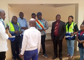 Bukavu : le Bourgmestre de Kadutu Théo Ruremesha inaugure le Centre de santé et la maternité Ciriri 2 et promet son raccordement à l’eau potable