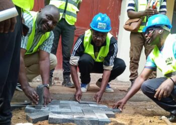 IBANDA : le Bourgmestre adjoint Herita mbulanga pose la première pierre pour la réhabilitation d’un sentier à nyofu et renforce l’action communautaire