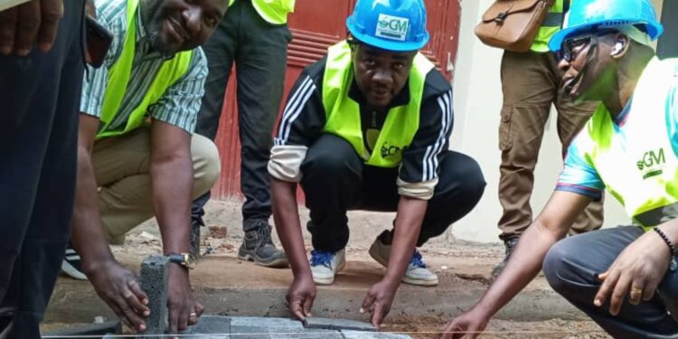 IBANDA : le Bourgmestre adjoint Herita mbulanga pose la première pierre pour la réhabilitation d’un sentier à nyofu et renforce l’action communautaire