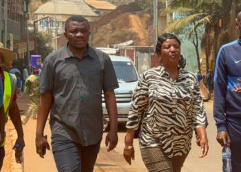 IBANDA : Prisca Mweze Balemba marche à pied de la frontière jusqu’à Nyawera pour superviser l’évacuation des déchets