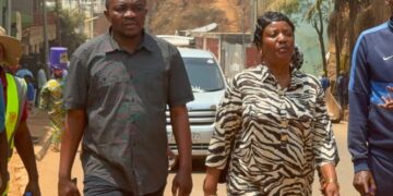 IBANDA : Prisca Mweze Balemba marche à pied de la frontière jusqu’à Nyawera pour superviser l’évacuation des déchets