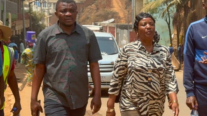IBANDA : Prisca Mweze Balemba marche à pied de la frontière jusqu’à Nyawera pour superviser l’évacuation des déchets