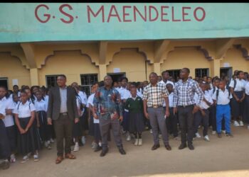 Rentrée scolaire à Ibanda : le Bourgmestre adjoint Herita Mbulanga encourage les élèves du Groupe scolaire Maendeleo et salue la qualité de leur cadre d’apprentissage