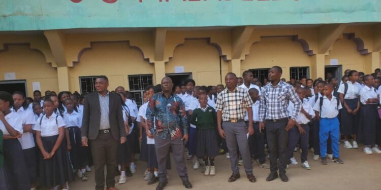 Rentrée scolaire à Ibanda : le Bourgmestre adjoint Herita Mbulanga encourage les élèves du Groupe scolaire Maendeleo et salue la qualité de leur cadre d’apprentissage