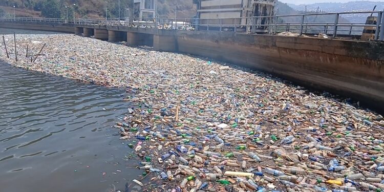Sud-Kivu : déchets déversés dans les caniveaux, raccordements frauduleux et vols de câbles, des actes d’incivisme à abandonner pour accompagner les efforts considérables de la SNEL dans la fourniture de l’énergie électrique.