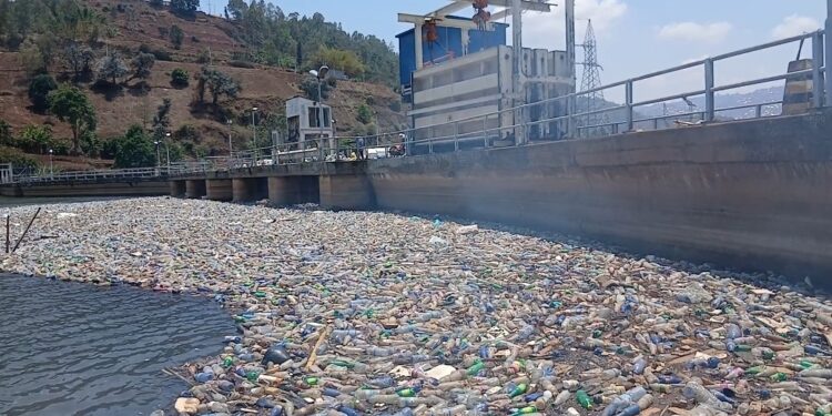 Sud-Kivu : déchets déversés dans les caniveaux, raccordements frauduleux et vols de câbles, des actes d’incivisme à abandonner pour accompagner les efforts considérables de la SNEL dans la fourniture de l’énergie électrique.
