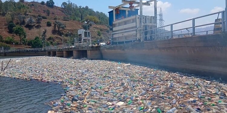 Sud-Kivu : déchets déversés dans les caniveaux, raccordements frauduleux et vols de câbles, des actes d’incivisme à abandonner pour accompagner les efforts considérables de la SNEL dans la fourniture de l’énergie électrique.