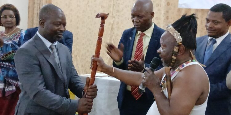 BUKAVU : à l’investiture de maître basola mulonda apollinaire, désormais président de lusu lega asbl, la coutume lega rappelle qu’un peuple uni est une force indivisible.